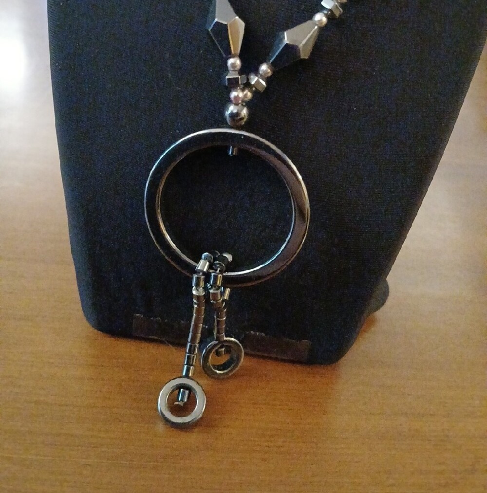 Hematite Beaded Circle Ring Pendant Necklace -16" Chain - Picture 3 of 7